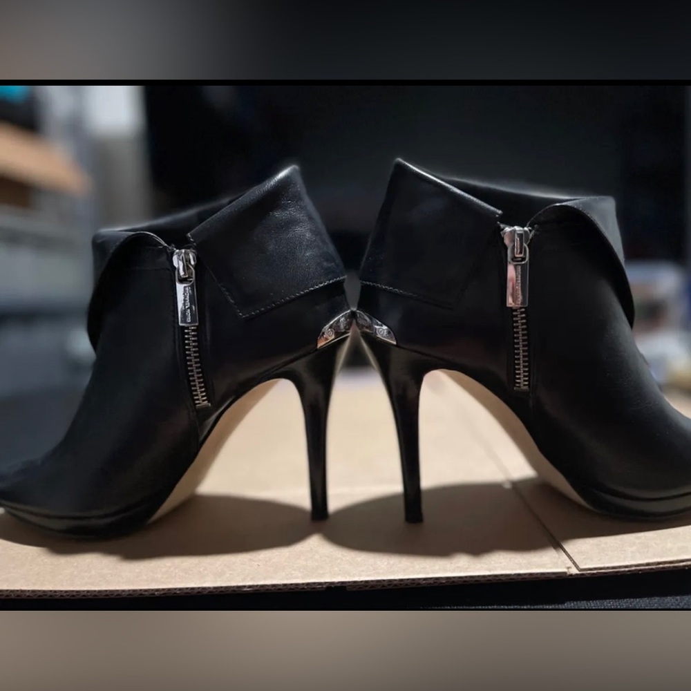Michael Kors Shiny Black Leather Side Zip Up High Heels Size 6 M
